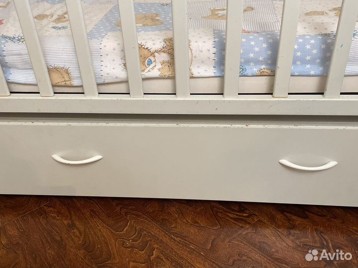 Детская кроватка с поперечным маятником