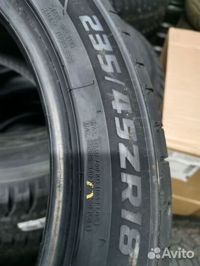 Royal Black Royal Explorer II 235/45 R18