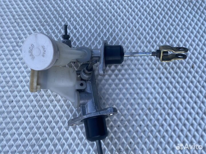 Главный цилиндр сцепления на mitsubishi carisma