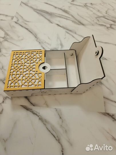 Деревянная шкатулка