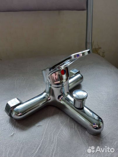 Смеситель в ванну