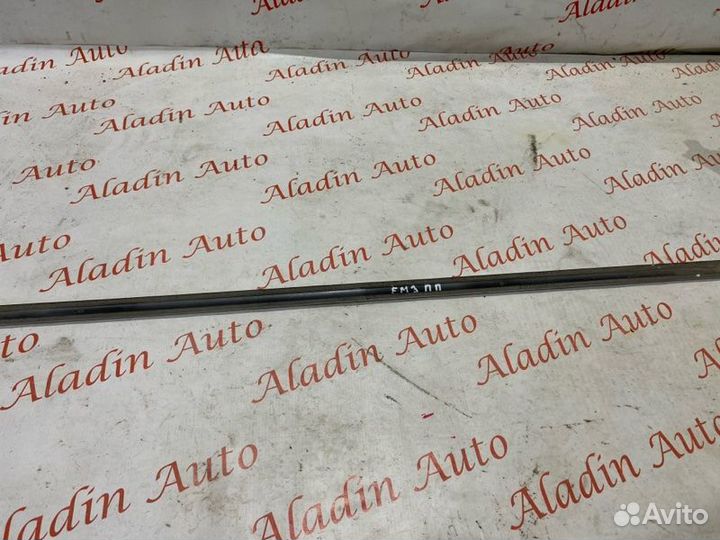 Молдинг на дверь передний правый Ford Mondeo 3