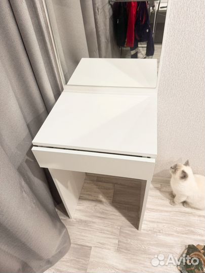 Туалетный столик с зеркалом