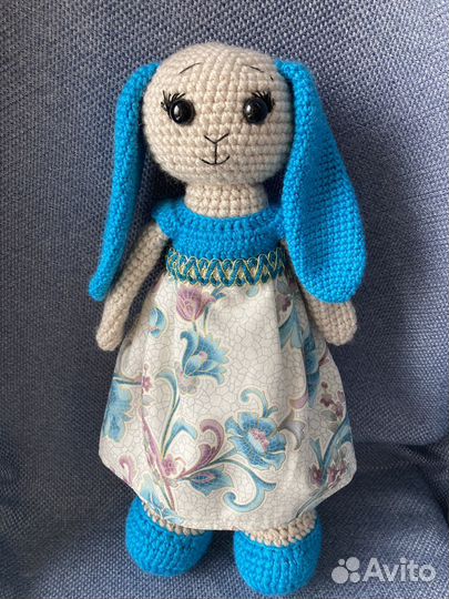 Вязаная игрушка зайка амигуруми