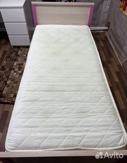 Кровать односпальная с матрасом