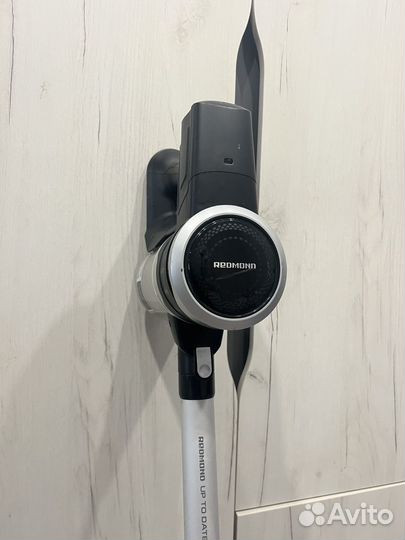 Пылесос вертикалный беспроводной redmond