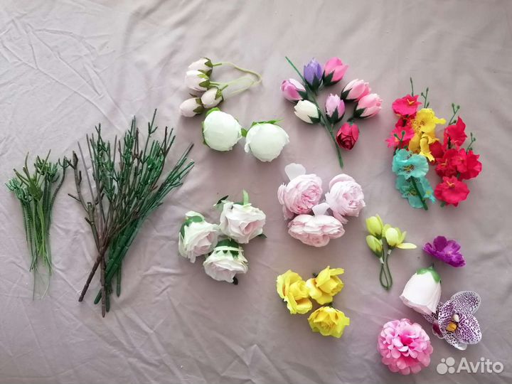 Искусственные цветы и веточки