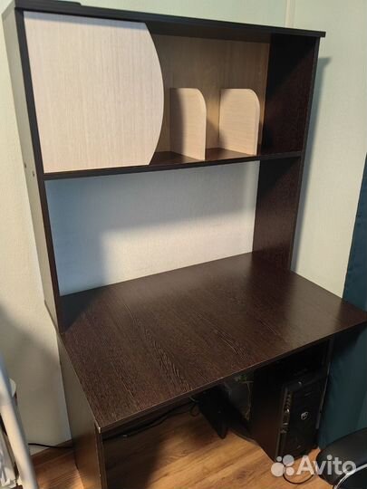 Компьютерный стол с надстройкой