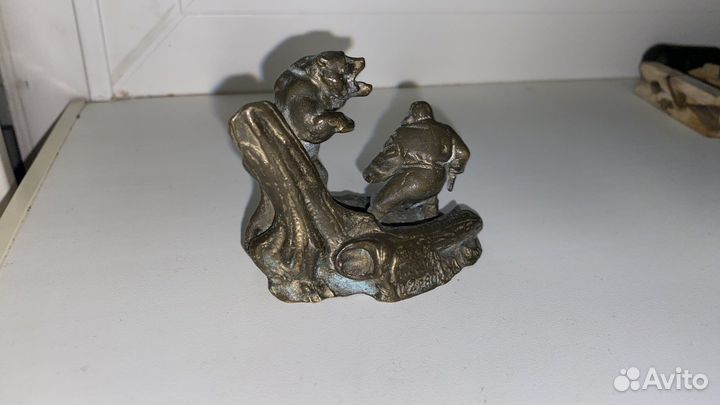 Статуэтка мужик и медведь