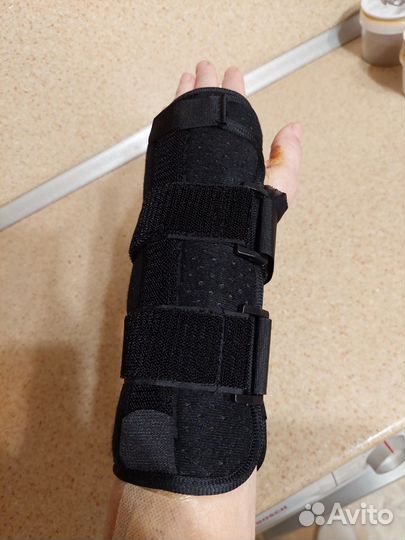 Ортез на запястье левой руки