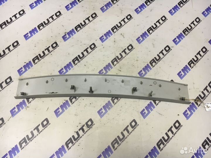 Обшивка двери багажника верхняя Форд Фокус 2