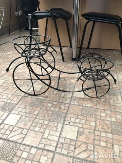 Подставка под цветы металлическая