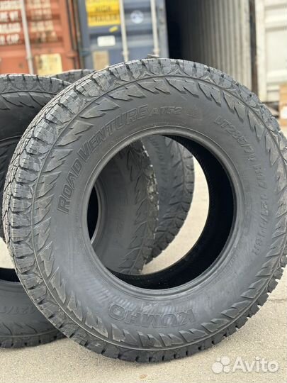 Kumho Road Venture AT52 285/70 R17