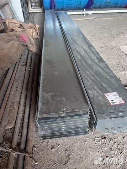 Кабельный металлический лоток с крышкой