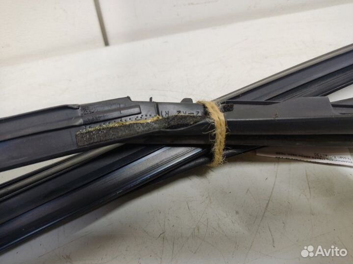 Уплотнитель стекла двери задний правый Nissan