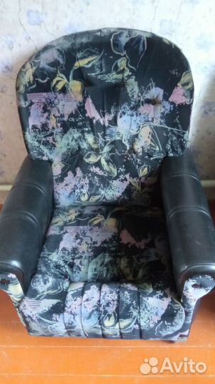 Кресло и пуфики