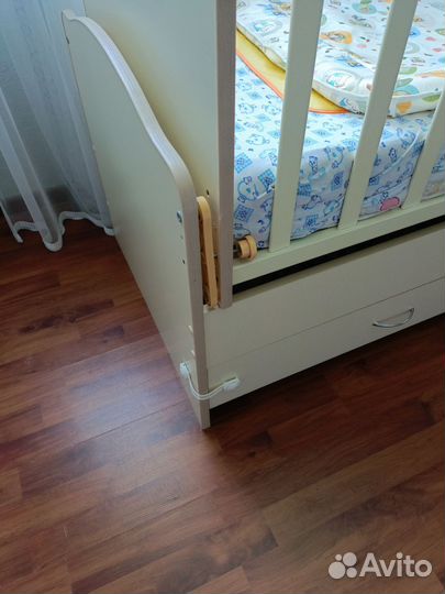 Детская кроватка с маятником и ящиком