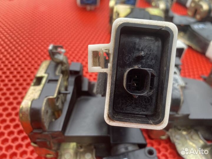 Замки дверей на Mitsubishi carisma