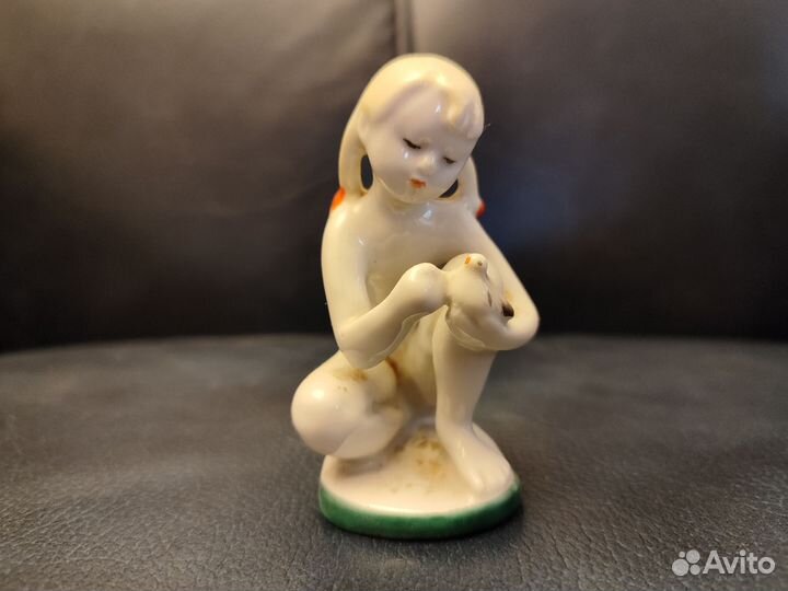 Фарфоровая фигурка-Девочка с голубем,8см. лфз