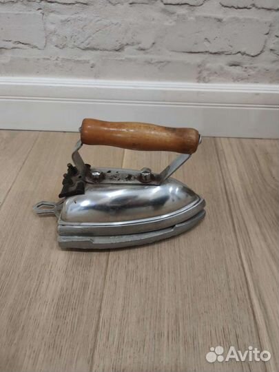 Маленький старинный утюг с подставкой