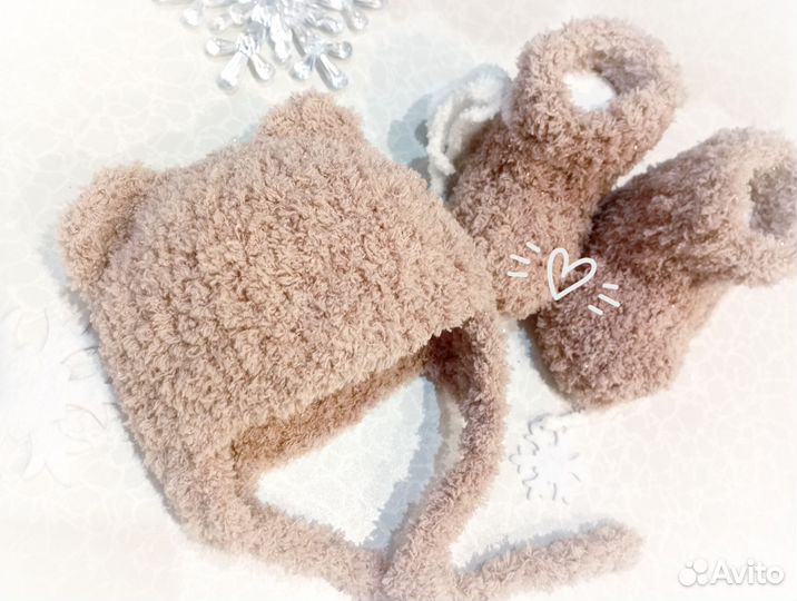 Вязаная шапка и пинетки