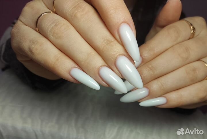 Маникюр и педикюр в салоне