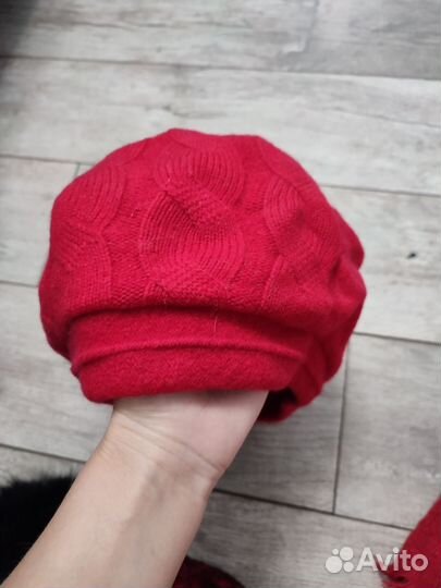 Берёт, шапка и женский шарф снуд