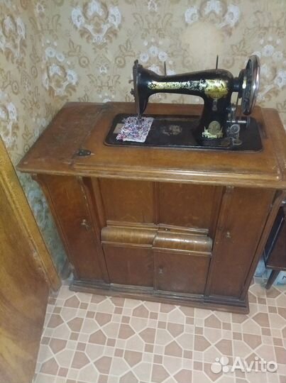 Швейная машина Зингер антиквариатная кабинетная