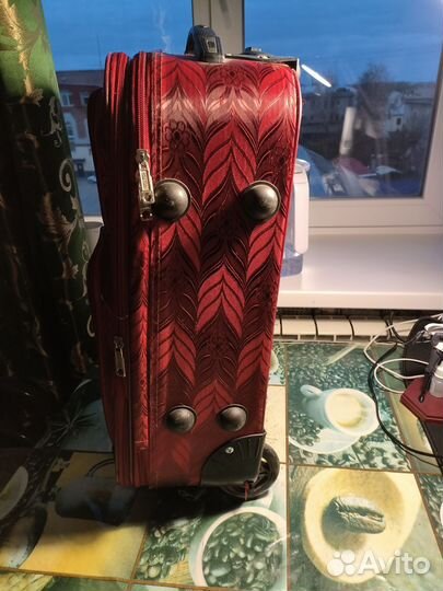 Чемодан красный Hossoni