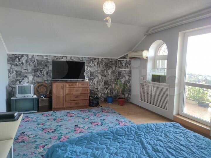 Дом 180 м² на участке 1 сот.