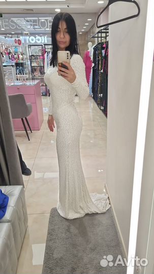 Белое вечернее платье