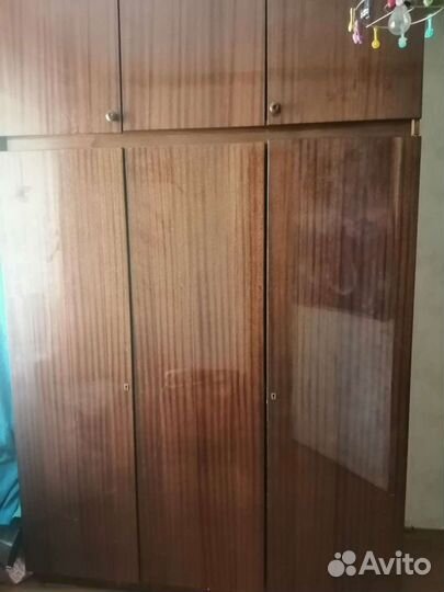 Шкаф лакированный