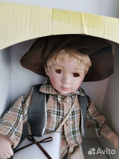 Кукла фарфоровая