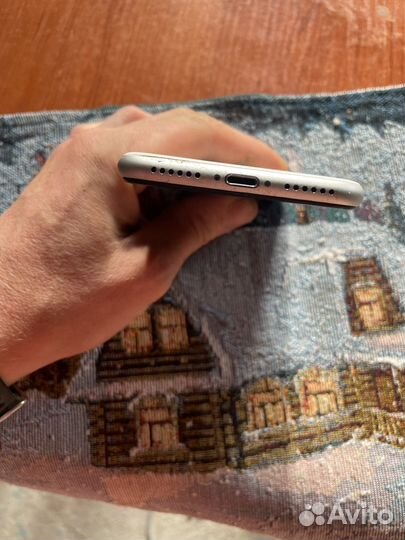 Телефон iPhone SE2020