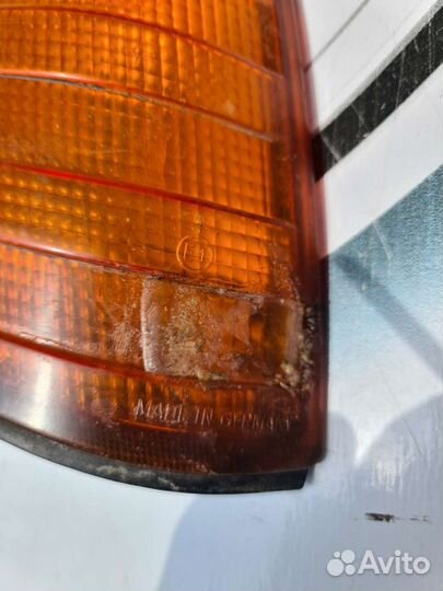 Передний правый поворотник Mercedes W124