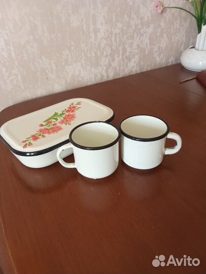 Лоток эмалированный и кружки