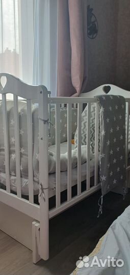 Детская кроватка с маятником и матрасом