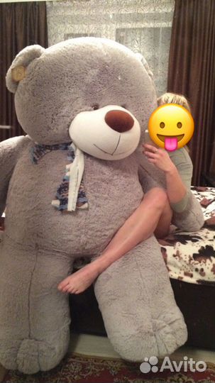 Огромный плюшевый медведь