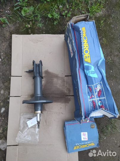 Амортизатор передний правый nissan Bluebird (U11)