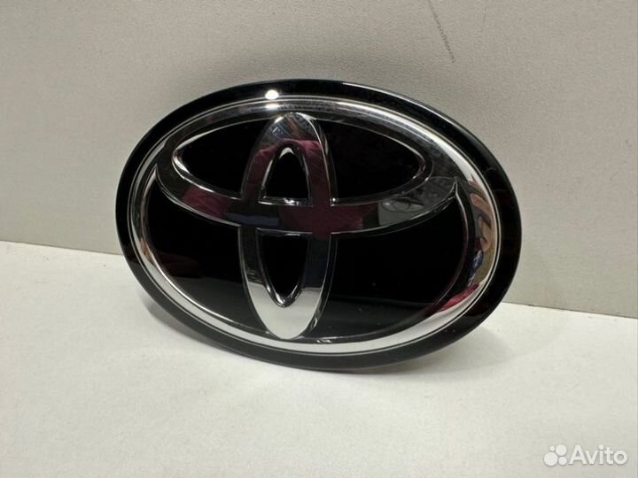 Эмблема передняя Toyota Camry V75 2018-2022