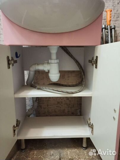 Тумбочка в ванную с раковиной и краном