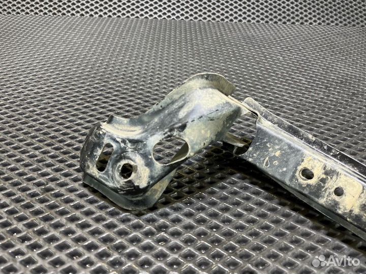 Кронштейн подножки лев. перед. Toyota Land cruiser