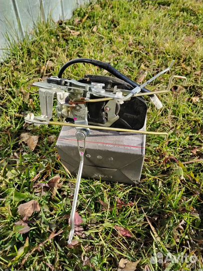 Замок на задний дверь от крузака 105