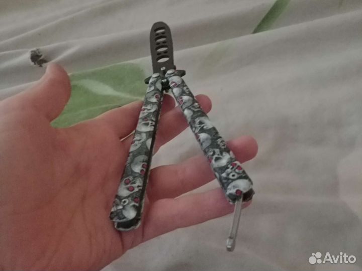 Нашел бабочку на лавочке