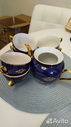 Чайные чашки, кофейник