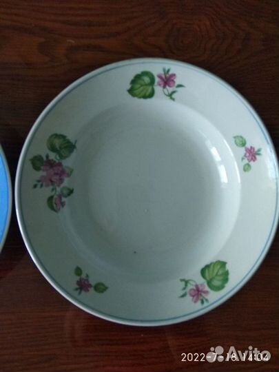 Посуда тарелки средние и большие