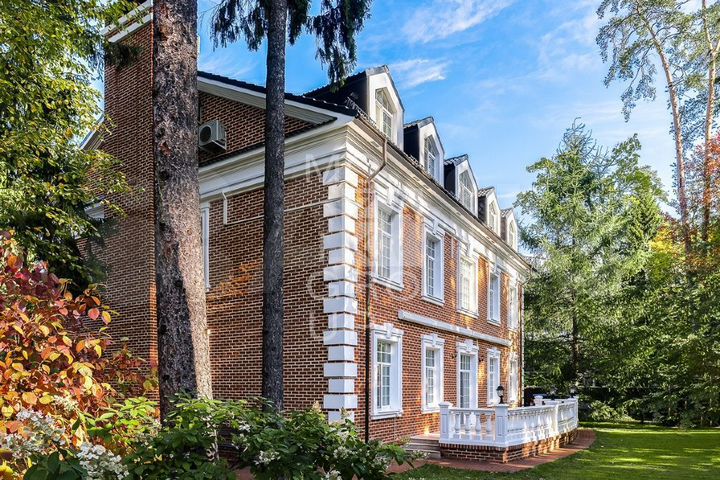 Дом 550 м² на участке 15 сот.