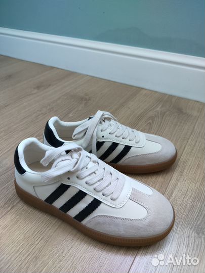 Кроссовки женские