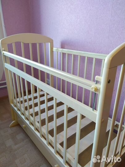 Детская кроватка с маятником и ящиком