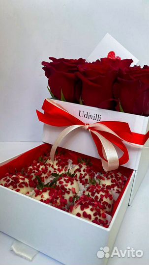 Клубника в шоколаде с алыми розами